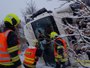 Z prudkého svahu u dálnice D5 se zřítil kamion a převrátil se na bok