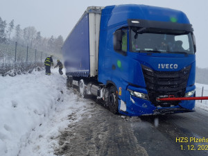 Mezi Velkými Dvorci a Mlýncem jsem vyprostili uvízlý kamion