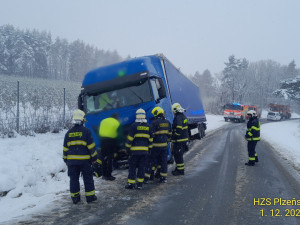 Mezi Velkými Dvorci a Mlýncem jsem vyprostili uvízlý kamion