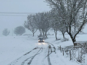 Dopravu na západě Čech stále komplikuje padající sníh, nehody kamionů uzavřely i dálnici D5