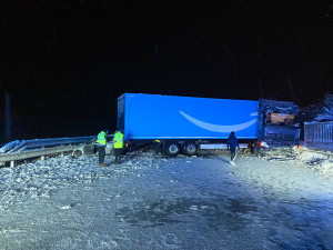 Střet kamionu s osobním automobilem ochromil provoz na zasněžené dálnici D5 ve směru na Prahu