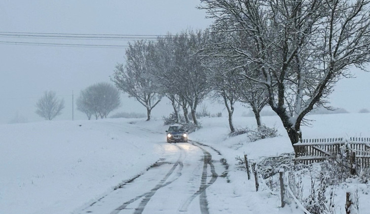 Silnice na Plzeňsku neustále zasypává sníh
