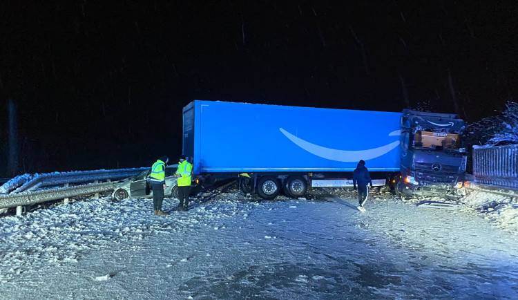 Střet kamionu s osobním automobilem ochromil provoz na zasněžené dálnici D5 ve směru na Prahu
