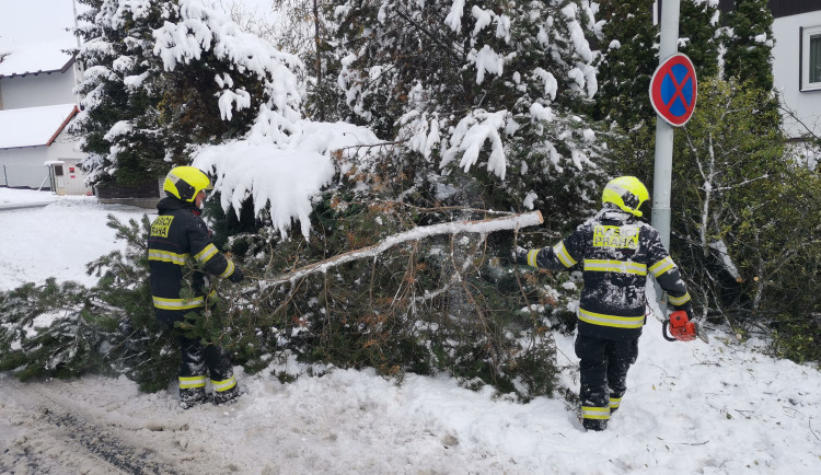 Pražští hasiči od pátku vyjeli k sedmi desítkám zásahů. Na vině je sníh, kterého by mohl ještě přibýt