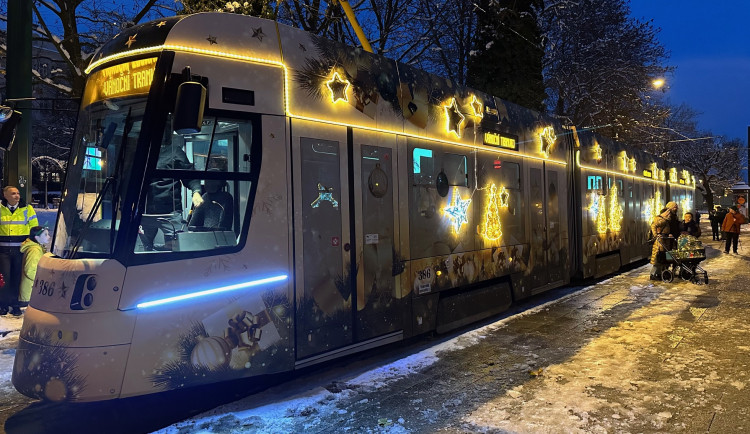 Na svoji premiérovou jízdu vyrazila do plzeňských ulic speciálně vyzdobená vánoční tramvaj ve zlaté barvě