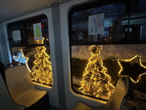 Na svoji premiérovou jízdu vyrazila do plzeňských ulic speciálně vyzdobená vánoční tramvaj ve zlaté barvě