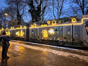 Na svoji premiérovou jízdu vyrazila do plzeňských ulic speciálně vyzdobená vánoční tramvaj ve zlaté barvě
