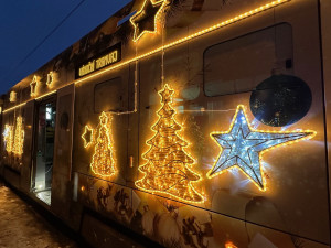 Na svoji premiérovou jízdu vyrazila do plzeňských ulic speciálně vyzdobená vánoční tramvaj ve zlaté barvě