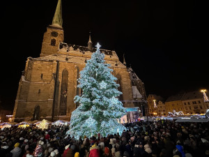 Plzeňané se konečně dočkali, nazdobený vánoční strom rozzářil náměstí Republiky