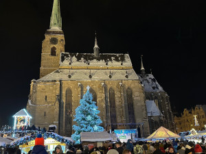 Plzeňané se konečně dočkali, nazdobený vánoční strom rozzářil náměstí Republiky