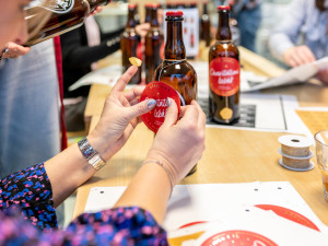 Charitativní ležák z Budvaru pomůže dobré věci. K dostání je na budějckých vánočních trzích