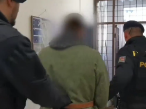 VIDEO: Dezinformátor Čermák už je v Česku, policejní kolona ho eskortovala do věznice, kde si má odsedět 5,5 roku