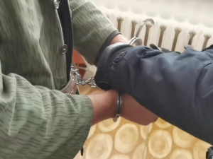 VIDEO: Dezinformátor Čermák už je v Česku, policejní kolona ho eskortovala do věznice, kde si má odsedět 5,5 roku