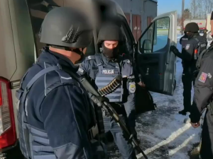 VIDEO: Dezinformátor Čermák už je v Česku, policejní kolona ho eskortovala do věznice, kde si má odsedět 5,5 roku