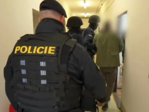 VIDEO: Dezinformátor Čermák už je v Česku, policejní kolona ho eskortovala do věznice, kde si má odsedět 5,5 roku