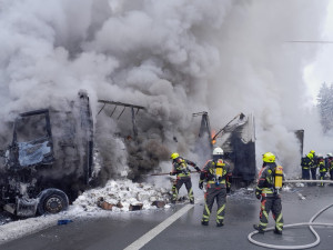 Na dálnici D5 shořel kamion po srážce tří nákladních vozidel. Zasahují tam vedle českých i němečtí hasiči