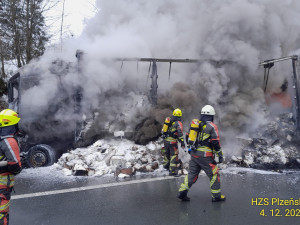 Na dálnici D5 shořel kamion po srážce tří nákladních vozidel. Zasahují tam vedle českých i němečtí hasiči