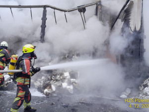 Na dálnici D5 shořel kamion po srážce tří nákladních vozidel. Zasahují tam vedle českých i němečtí hasiči