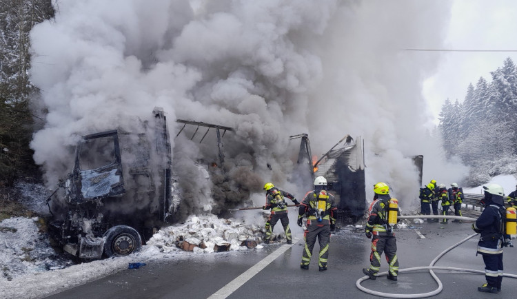 Na dálnici D5 shořel kamion po srážce tří nákladních vozidel. Zasahují tam vedle českých i němečtí hasiči