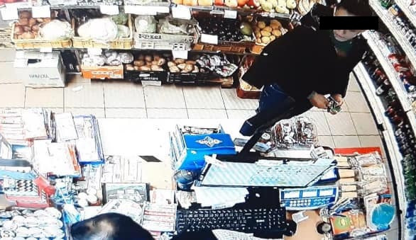 U hřbitova našla žena cizí peněženku s platební kartou a hned běžela utrácet