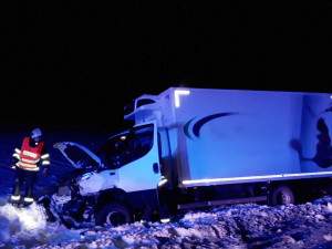 Řidič osobáku nedával pozor, vjel do protisměru a čelně se střetl s vozem a náklaďákem