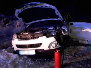 Řidič osobáku nedával pozor, vjel do protisměru a čelně se střetl s vozem a náklaďákem