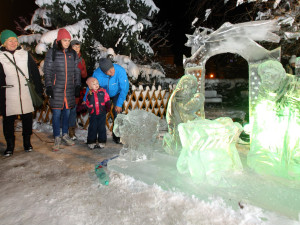 Socha pro ledový betlém vznikala přímo před zraky diváků, díky počasí ještě pár dní vydrží