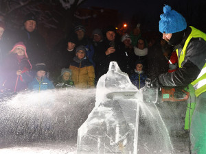 Socha pro ledový betlém vznikala přímo před zraky diváků, díky počasí ještě pár dní vydrží
