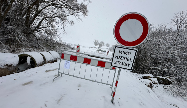 Kraj dal letos ze svého rozpočtu na stavby a opravy silnic 610 milionů korun. Teď se například pracuje na silnici mezi obcemi Seč a Zdemyslice