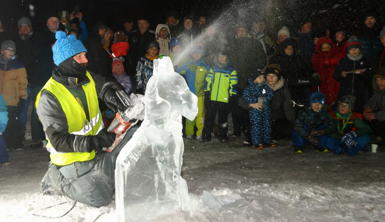Socha pro ledový betlém vznikala přímo před zraky diváků, díky počasí ještě pár dní vydrží
