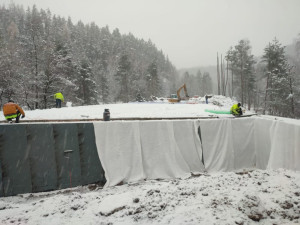 Kvůli sněžení a mrazům přerušili dělníci práce na mostech na hlavním tahu mezi Plzní a Karlovými Vary