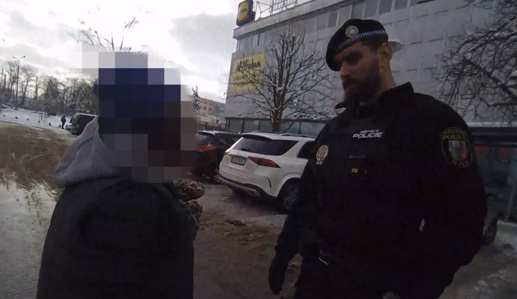 Opilá žebračka obtěžovala lidi u prodejny v centru města, policisty zasypala smrští nadávek
