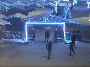 Nebezpečný fotbálek u vstupní brány na vánoční trhy ukončil příjezd městské policie. Hráčům míč utíkal i mezi projíždějící auta