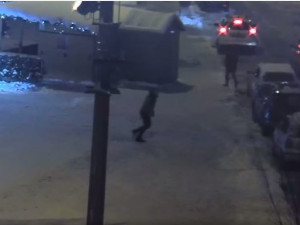 Nebezpečný fotbálek u vstupní brány na vánoční trhy ukončil příjezd městské policie. Hráčům míč utíkal i mezi projíždějící auta