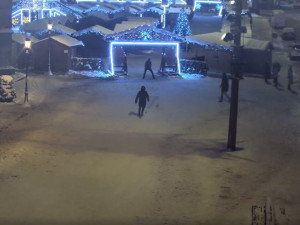 Nebezpečný fotbálek u vstupní brány na vánoční trhy ukončil příjezd městské policie. Hráčům míč utíkal i mezi projíždějící auta