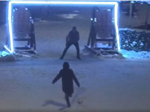 Nebezpečný fotbálek u vstupní brány na vánoční trhy ukončil příjezd městské policie. Hráčům míč utíkal i mezi projíždějící auta