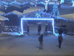 Nebezpečný fotbálek u vstupní brány na vánoční trhy ukončil příjezd městské policie. Hráčům míč utíkal i mezi projíždějící auta