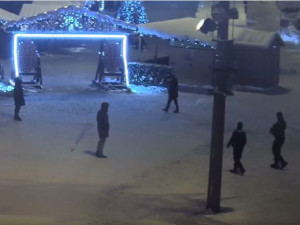 Nebezpečný fotbálek u vstupní brány na vánoční trhy ukončil příjezd městské policie. Hráčům míč utíkal i mezi projíždějící auta