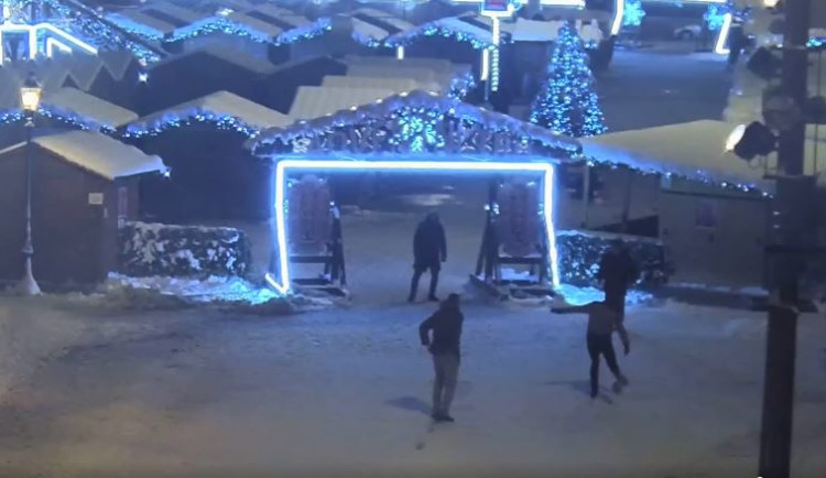 Nebezpečný fotbálek u vstupní brány na vánoční trhy ukončil příjezd městské policie. Hráčům míč utíkal i mezi projíždějící auta