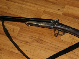 Uvnitř bytu s mrtvým mužem našli policisté řadu nástražných výbušných systémů a velké množství nábojů