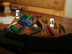 Uvnitř bytu s mrtvým mužem našli policisté řadu nástražných výbušných systémů a velké množství nábojů