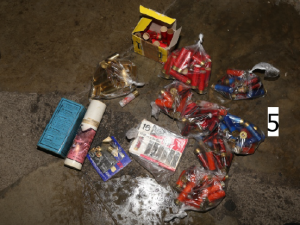 Uvnitř bytu s mrtvým mužem našli policisté řadu nástražných výbušných systémů a velké množství nábojů