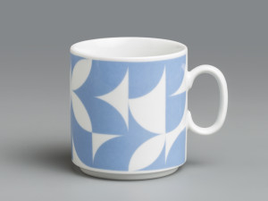 Karolína Pucholtová: Modern Retro in Blue / Motiv „Modern Retro“ odkazuje na estetiku minulého století, a přesto působí současně díky výraznému, zvětšenému měřítku. Je založen na tvaru kruhu, který byl oblíbeným výchozím tvarem pro mnohé, nejen grafické v