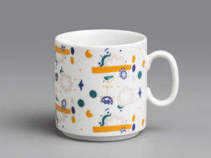 Kristýna Blínová: Digitální střepy / Motiv na hrnku vznikl digitálním roztříštěním již existujícího, konkrétního dekoru ze sedmdesátých let. Rozbíjením, dekonstruováním „porcelánu“ v počítači a následným slepením jeho různorodých střepů zpátky dohromady v