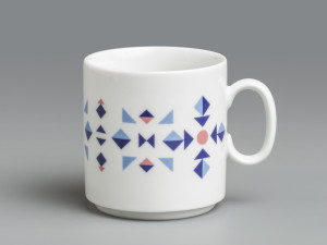 Kateřina Masáková: Palindrom / Motiv je navržen formou palindromu, kdy je možné jej pozorovat z obou stran. Design tvoří tři geometrické tvary, které vytváří různé vzorce. Velkou inspirací se stal geometrický dekor a barevnost hrnku z období normalizace.