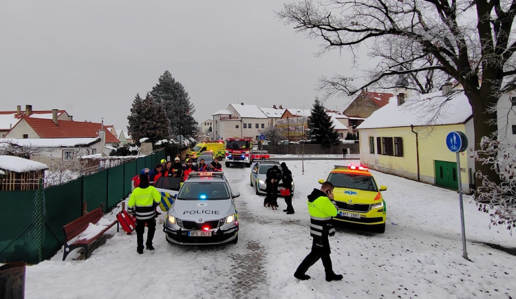 Pod holčičkou se prolomil led, když se snažila zachránit psa. Oba je z vody vytáhl pohotový muž