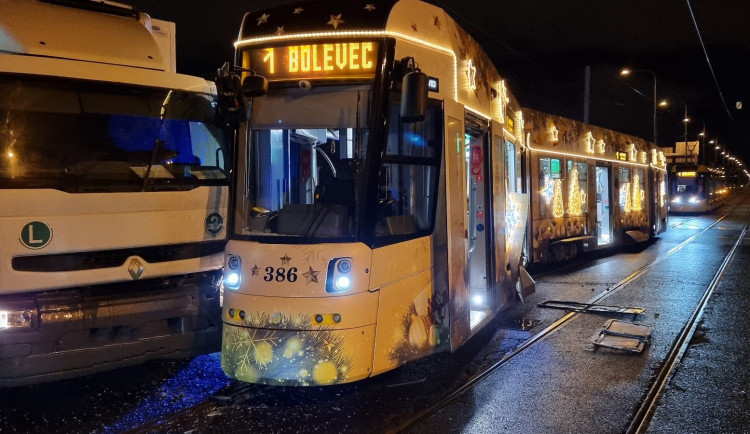 Vánoční tramvaj vykolejila po střetu s náklaďákem, nehodu měl i náhradní autobus