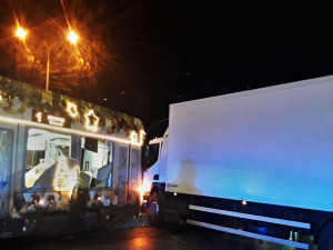 Vánoční tramvaj vykolejila po střetu s náklaďákem, nehodu měl i náhradní autobus