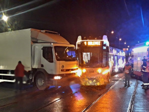 Vánoční tramvaj vykolejila po střetu s náklaďákem, nehodu měl i náhradní autobus