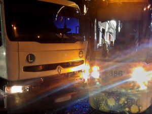 Vánoční tramvaj vykolejila po střetu s náklaďákem, nehodu měl i náhradní autobus